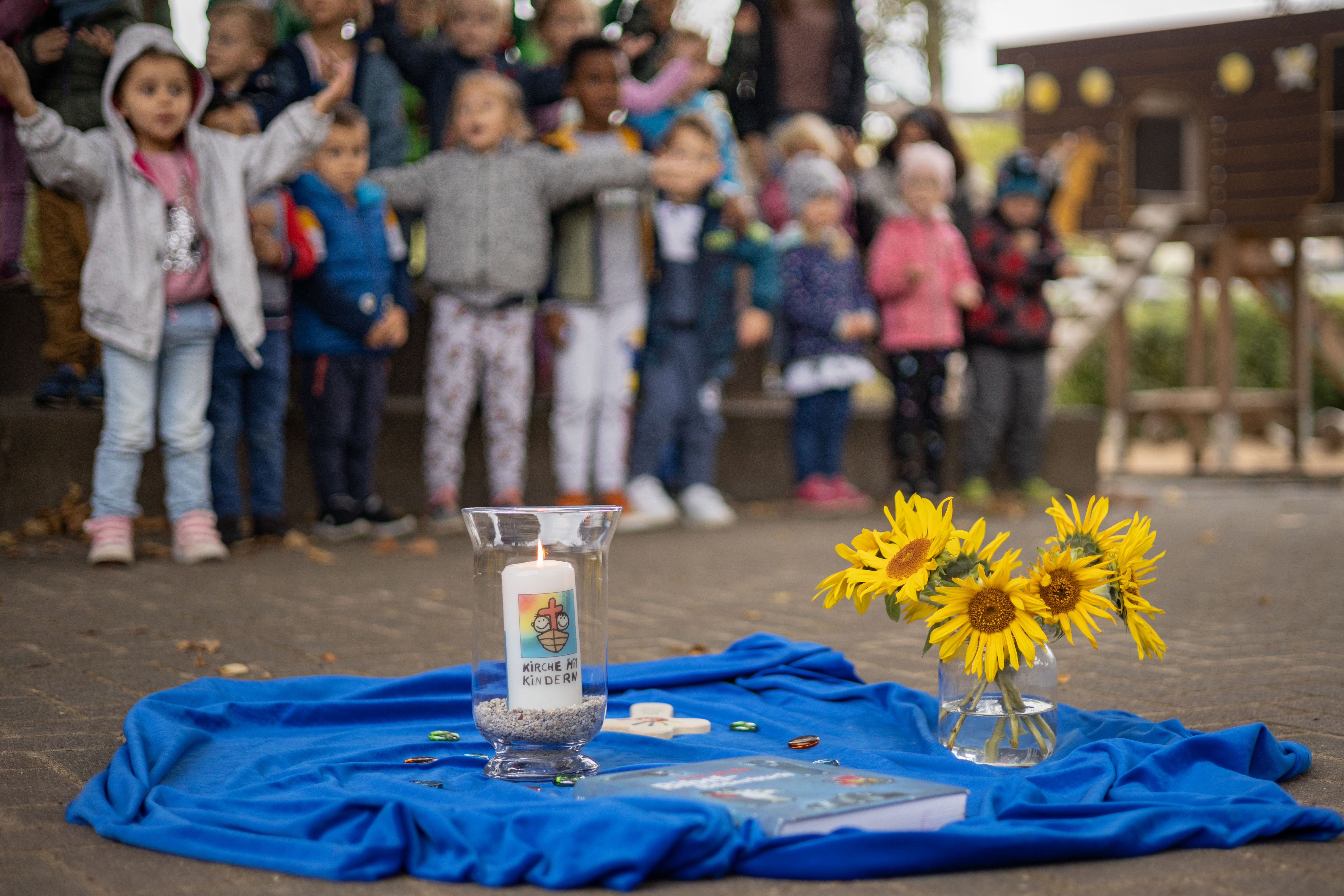 Kinder beim Erzählen einer Geschichte